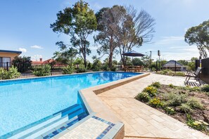 Una piscina al aire libre