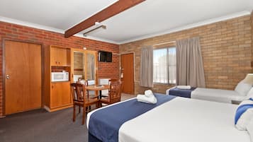 Escritorio, tabla de planchar con plancha, wifi gratis y ropa de cama