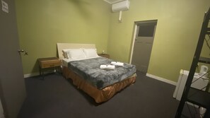 Rideaux occultants, fer et planche à repasser, draps fournis