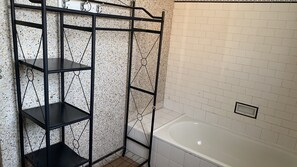Ducha, artículos de tocador gratuitos, secador de pelo, toallas