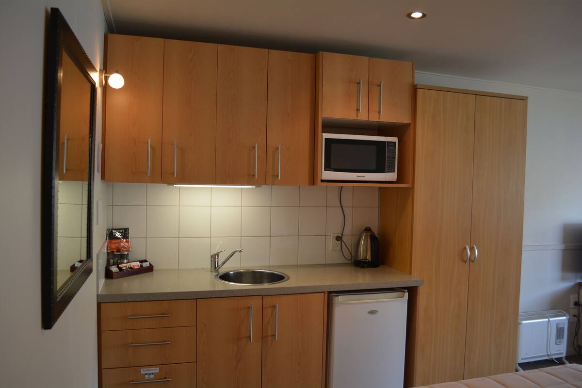 Kühlschrank, Mikrowelle, Wasserkocher mit Kaffee-/Teezubehör