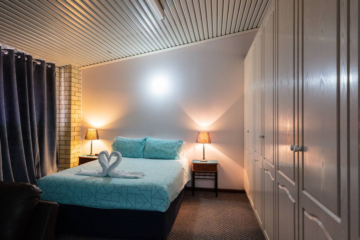 Standard Apartment, 2 Bedrooms, Non Smoking, Kitchenette | Iron/ironing board, WiFi (free), bed sheets