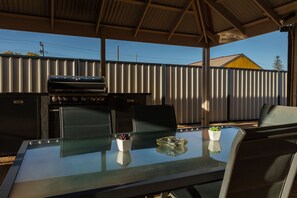 BBQ/picnic Area - Sails Motel Geraldton (Geraldton)