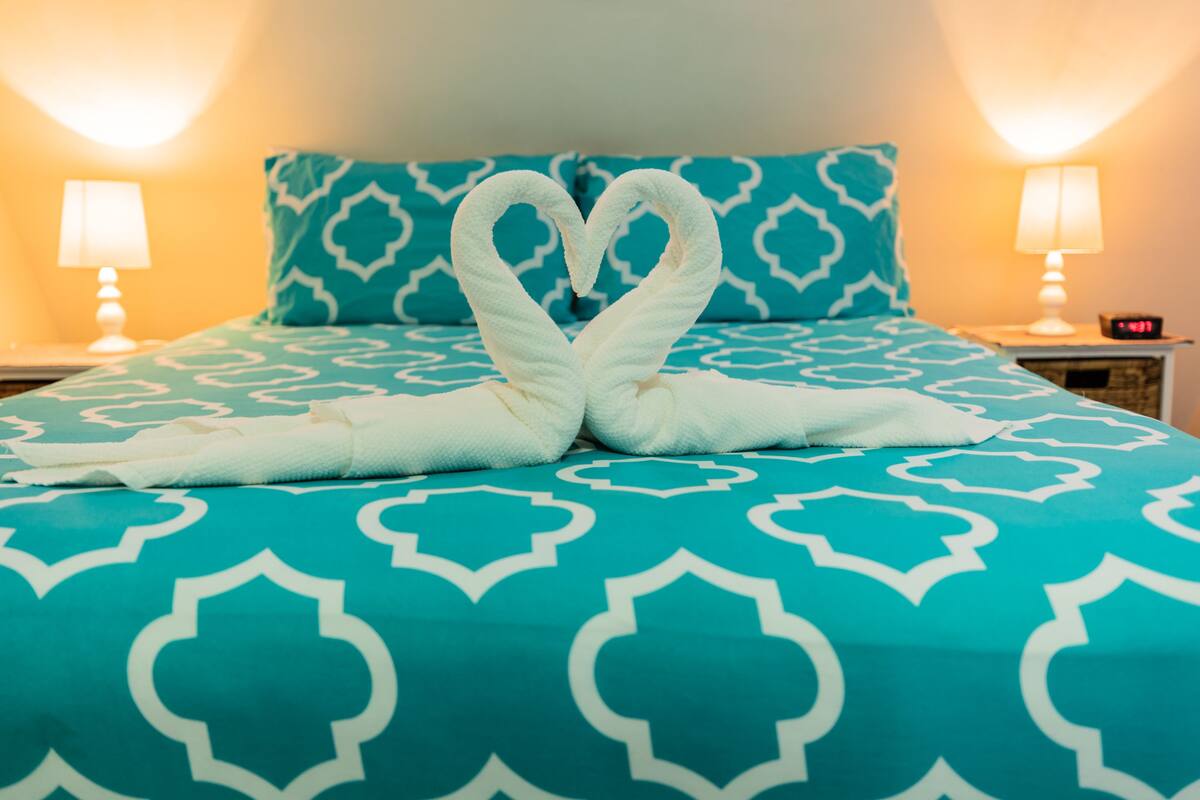 Standard Room, Non Smoking (Ensuite Queen Room) | Iron/ironing board, WiFi (free), bed sheets