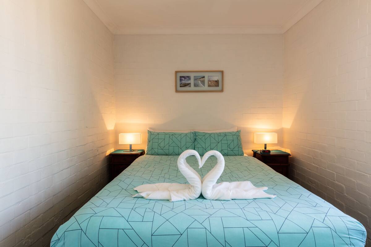 Iron/ironing board, WiFi (free), bed sheets