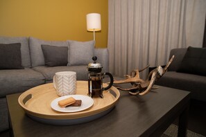 Departamento estándar, 1 habitación, para no fumadores, cocineta (Apartment) | Área de sala de estar | Televisión