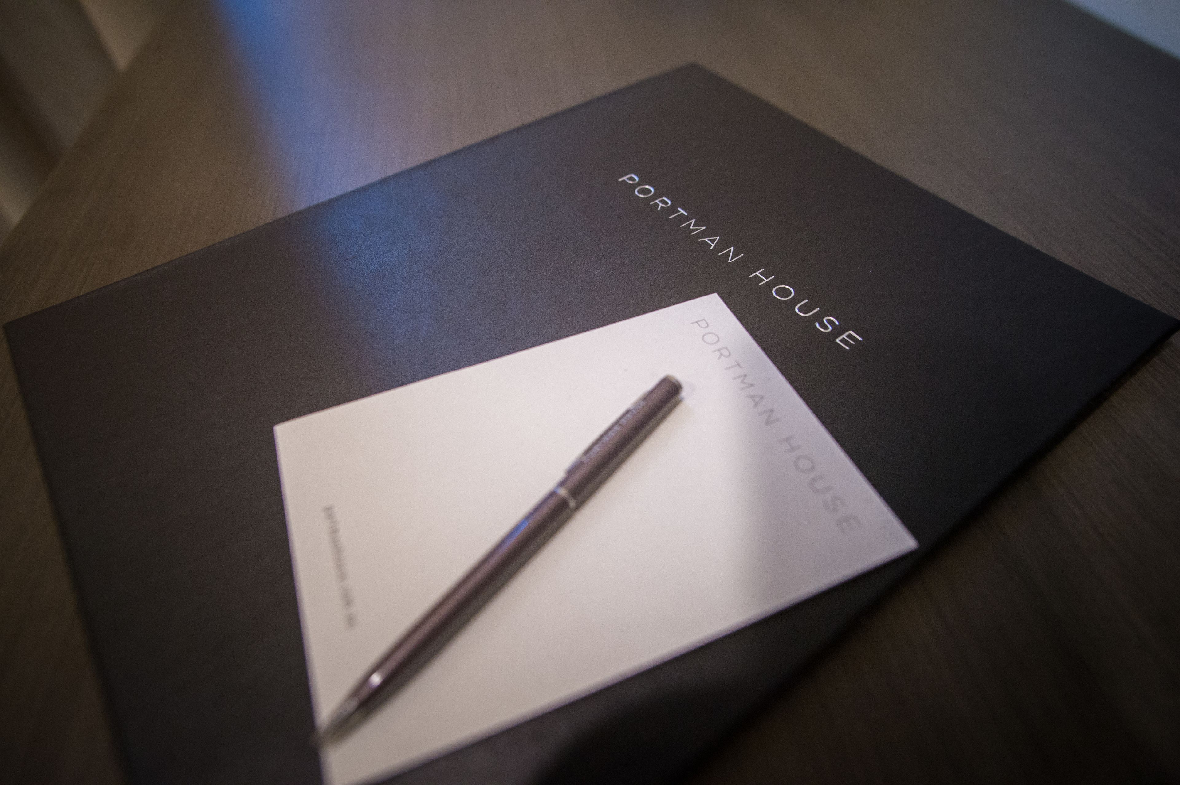 Une boîte noire sur laquelle est inscrit le texte « PORTMAN HOUSE ».