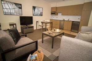 شقة عادية - غرفة نوم واحدة - لغير المدخنين - بمطبخ مصغر (Apartment) | غرفة المعيشة | تلفزيون