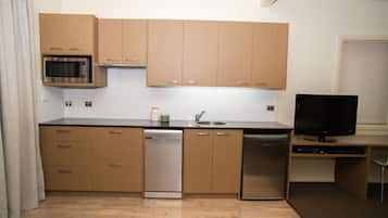 Estudi estàndard, no fumadors, cuina bàsica (Studio Apartment) | Cuina bàsica privada | Frigorífic, microones, forn i placa de cuina