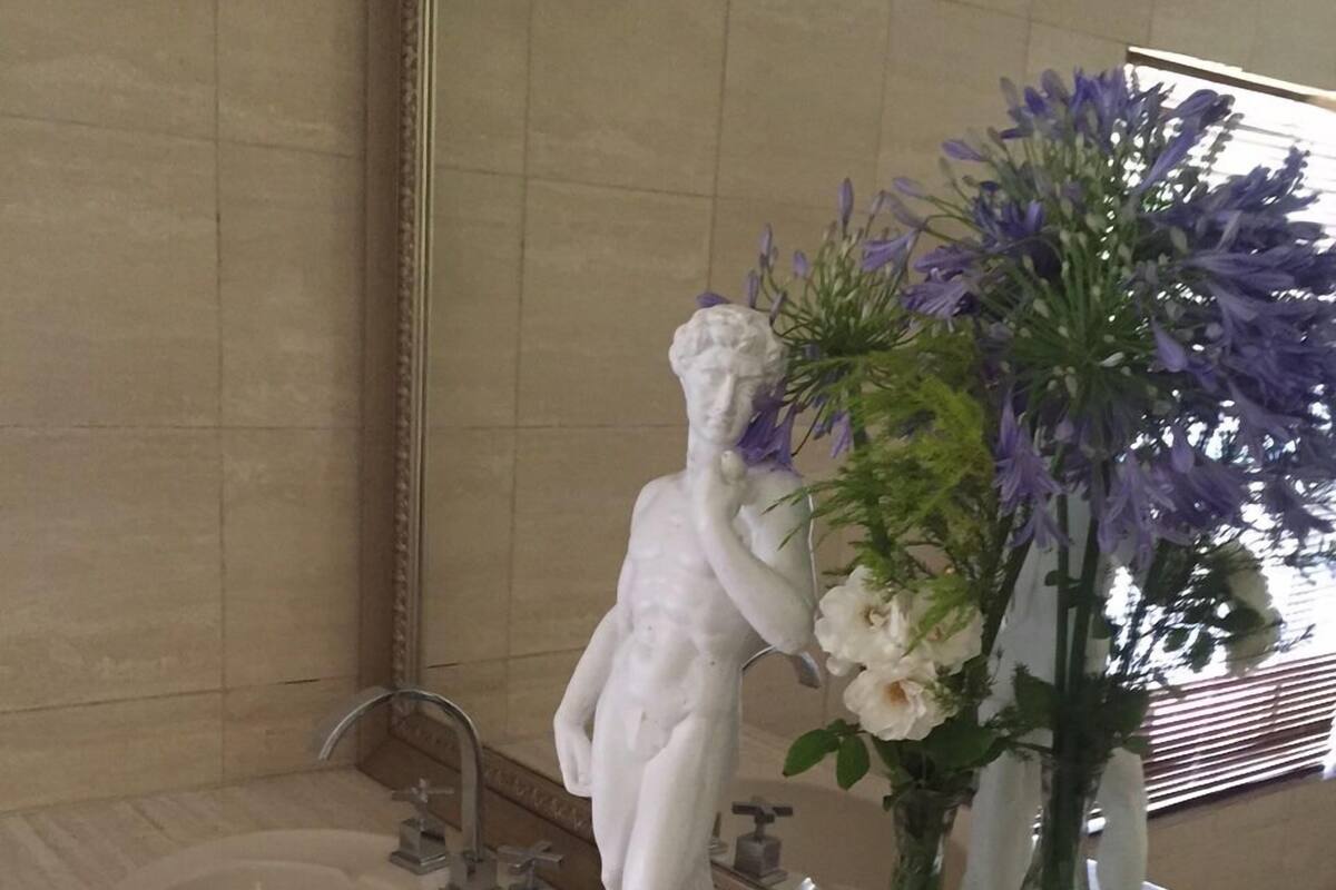 Suite, baño compartido (Balcony) | Baño | Amenidades de baño gratuitas, secadora de cabello, toallas 