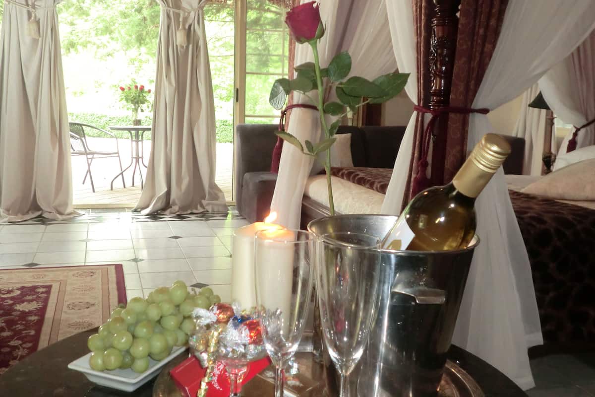 Grand Fireplace Suite | Room service – dining