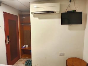 Tabla de planchar con plancha, wifi gratis y ropa de cama