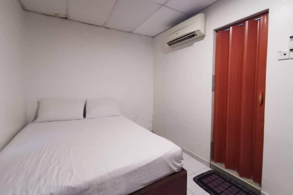 Iron/ironing board, WiFi (free), bed sheets