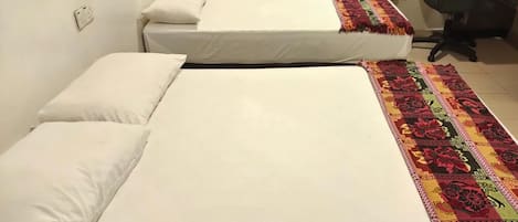 Tabla de planchar con plancha, wifi gratis y ropa de cama