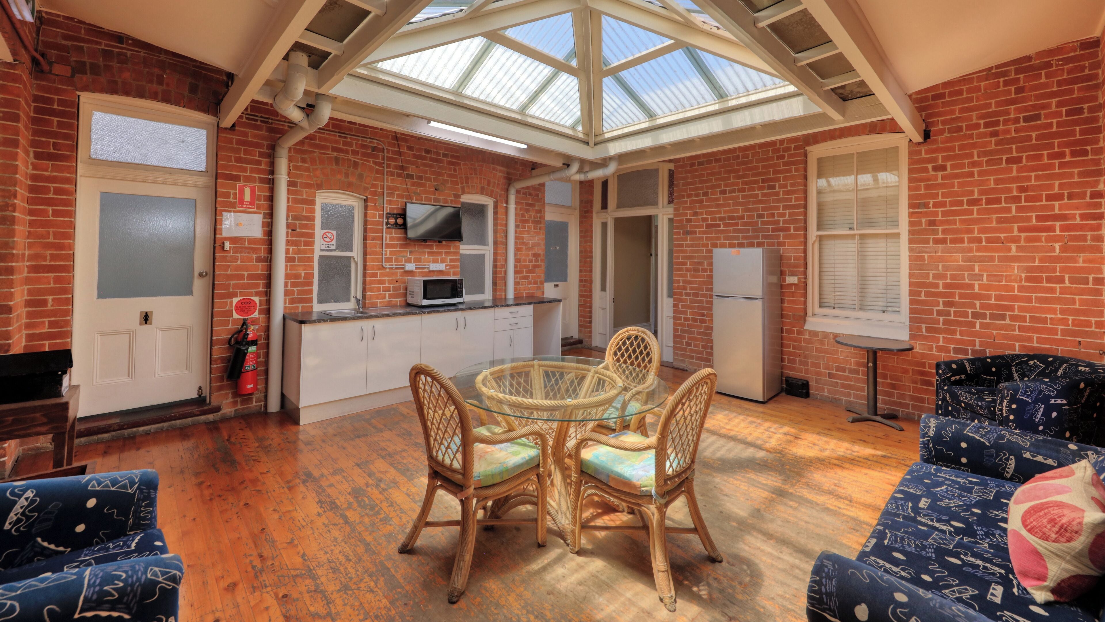 Basic Room, Non Smoking, Shared Bathroom (Queen Room) | Shared kitchen facilities