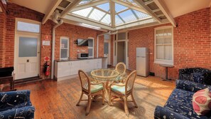 Basic Room, Non Smoking, Shared Bathroom (Queen Room) | Shared kitchen facilities