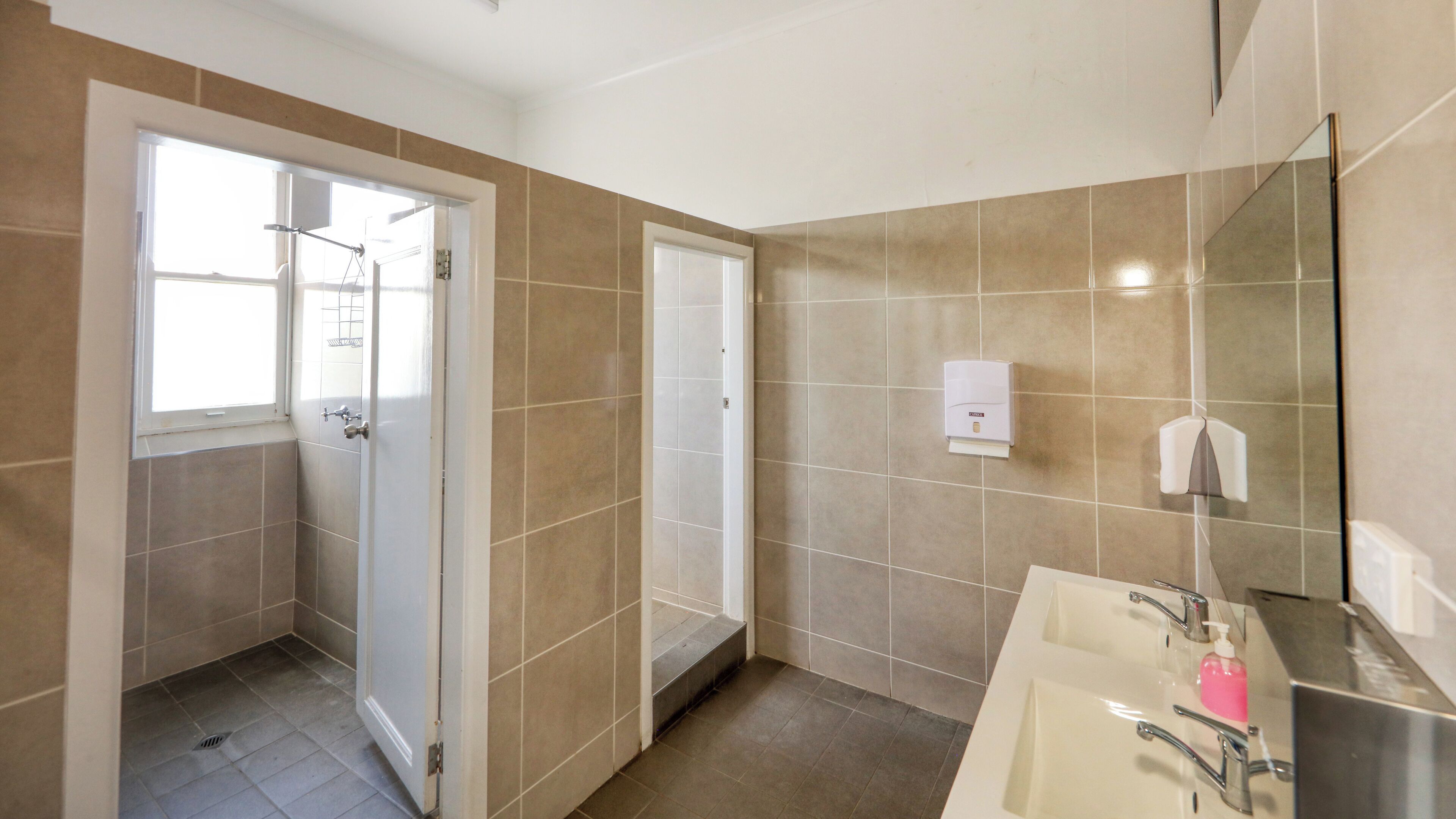 Basic Room, Non Smoking, Shared Bathroom (Queen Room) | Shared bathroom