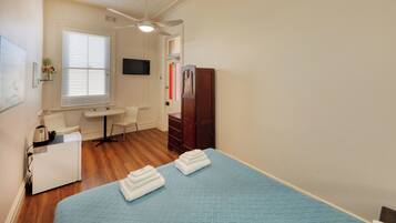 Basic Room, Non Smoking, Shared Bathroom (Queen Room) | Room amenity