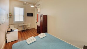 Basic Room, Non Smoking, Shared Bathroom (Queen Room) | Room amenity