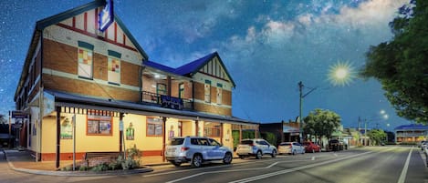 Fachada da propriedade à noite