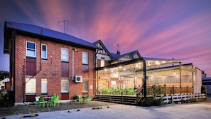 Outdoor dining - Maclean Hotel (Maclean)