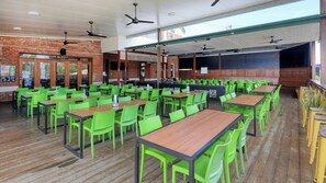 Outdoor dining - Maclean Hotel (Maclean)