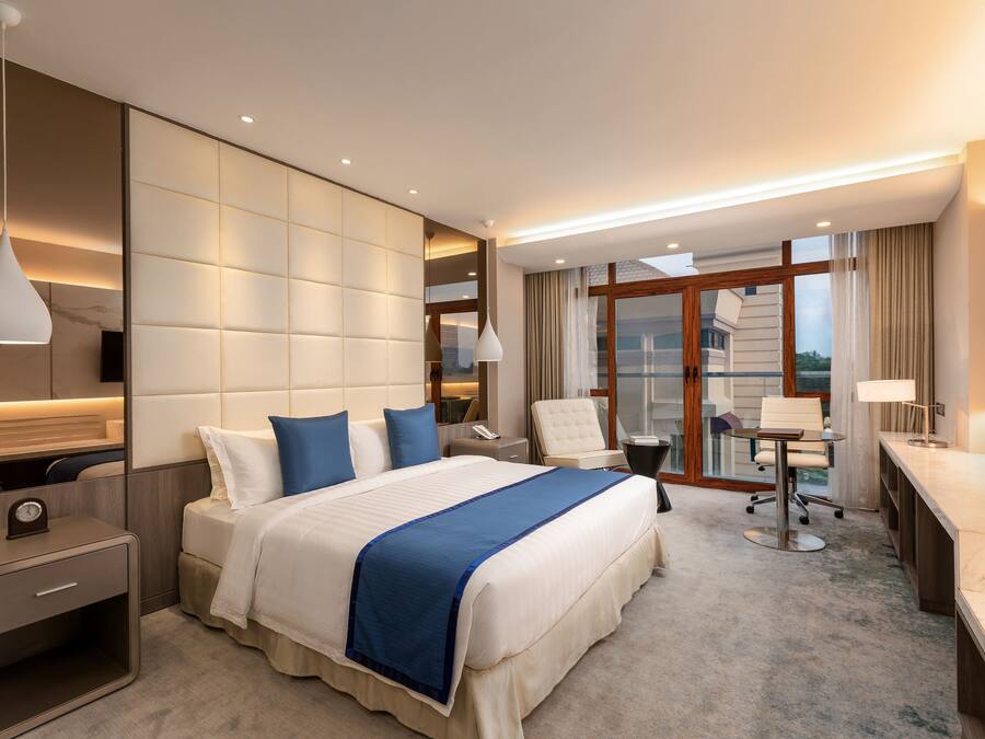 Deluxe Room, Balcony | Minibar, in-room safe, desk, blackout drapes