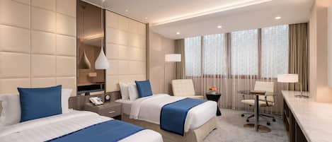 Habitación Grand | Minibar, caja de seguridad en la habitación y escritorio