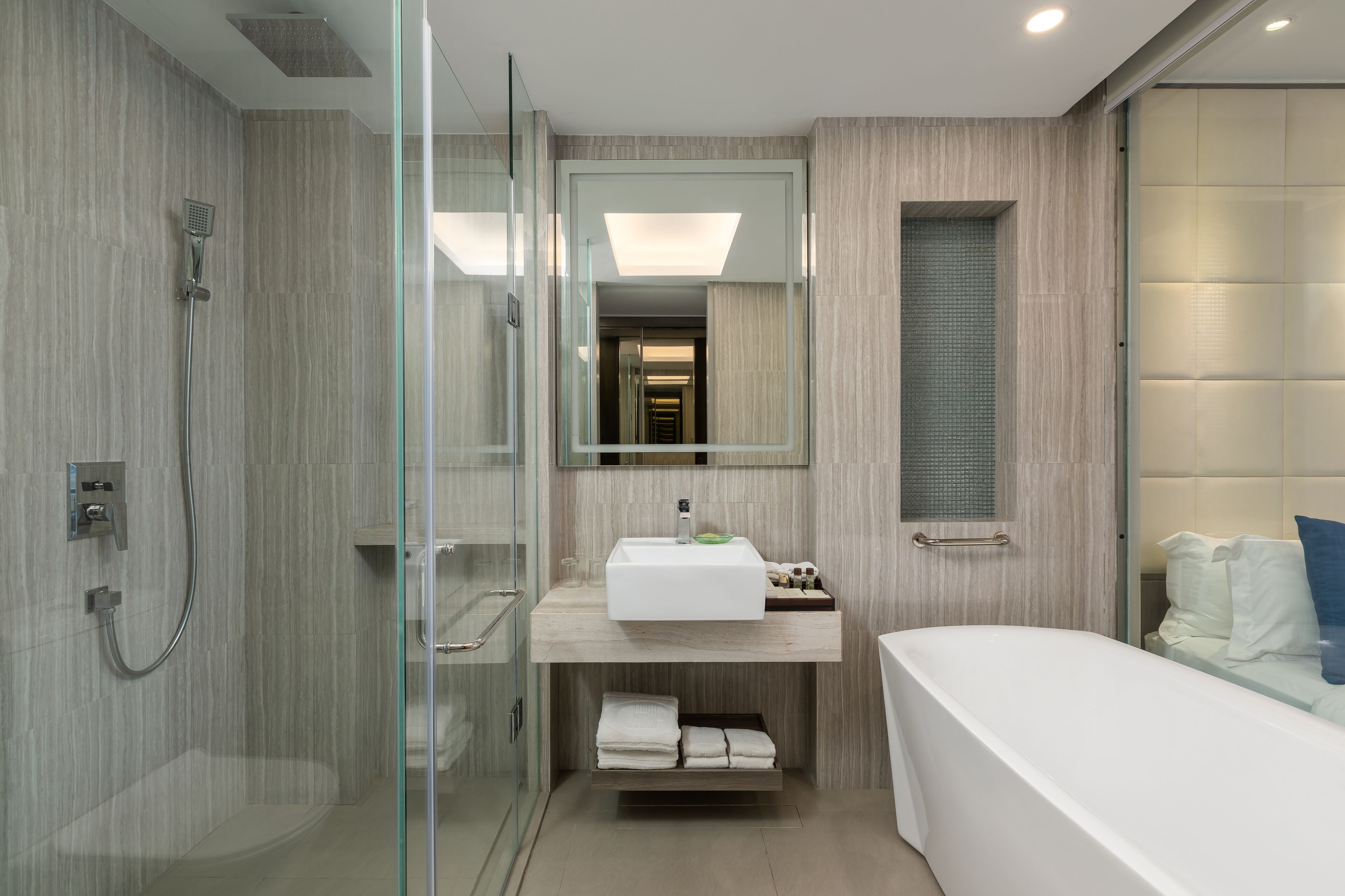 Ensemble baignoire-douche, baignoire profonde