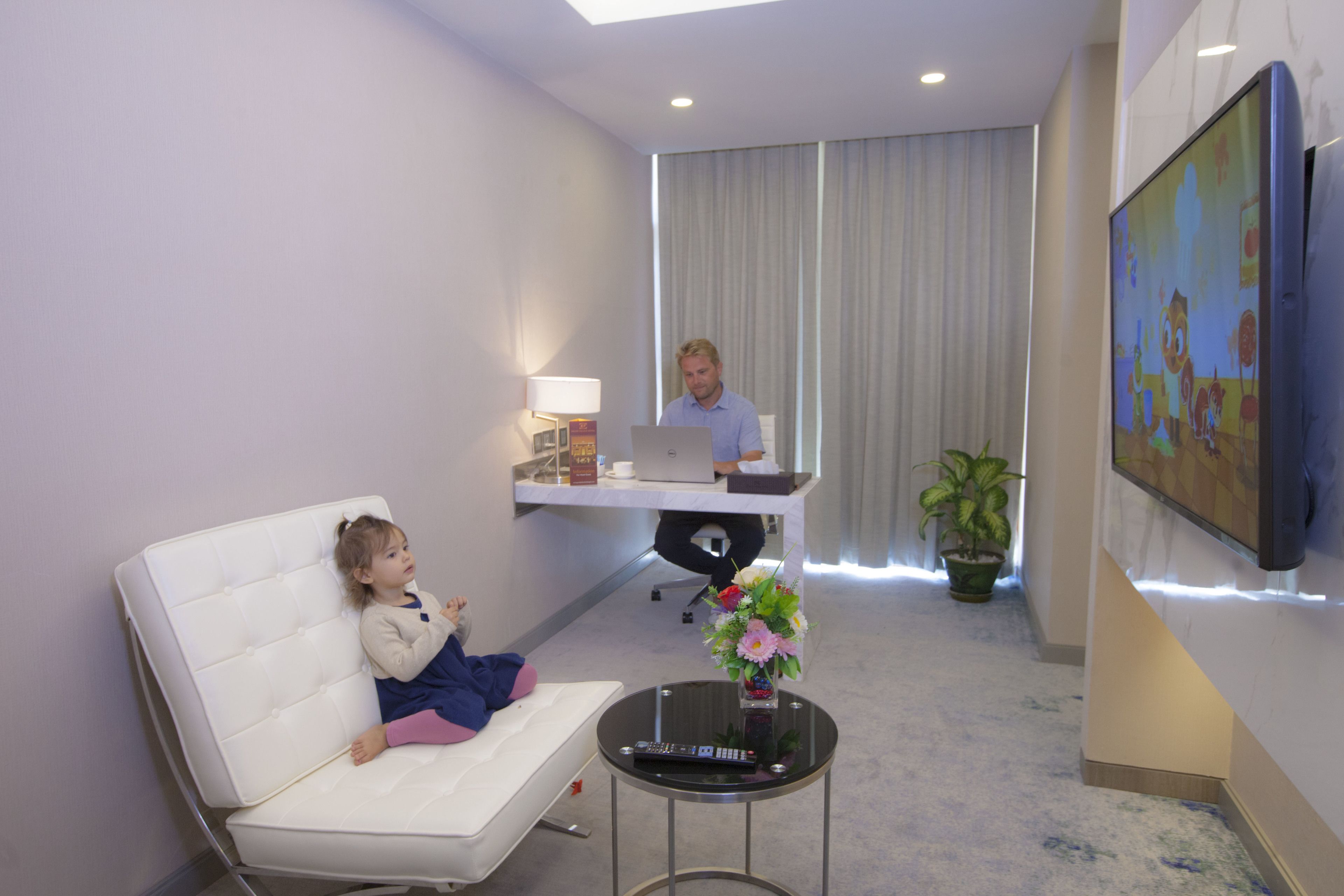 Suite familiar, balcón | Minibar, caja fuerte, escritorio y cortinas opacas