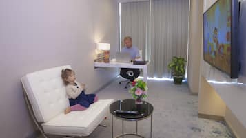 Suite familiar, balcón | Minibar, caja de seguridad en la habitación y escritorio