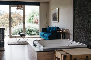 Standard-sviitti, 1 makuuhuone, tupakointi kielletty, keittotila (Villa 4 - Premium ) | Oleskelualue | Plasmatelevisio, takka, DVD-soitin