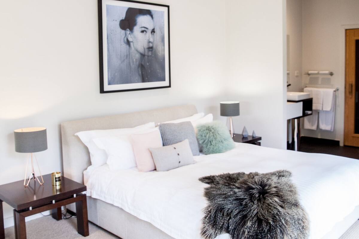 Minibar, cortinas blackout, tabla de planchar con plancha y wifi gratis 