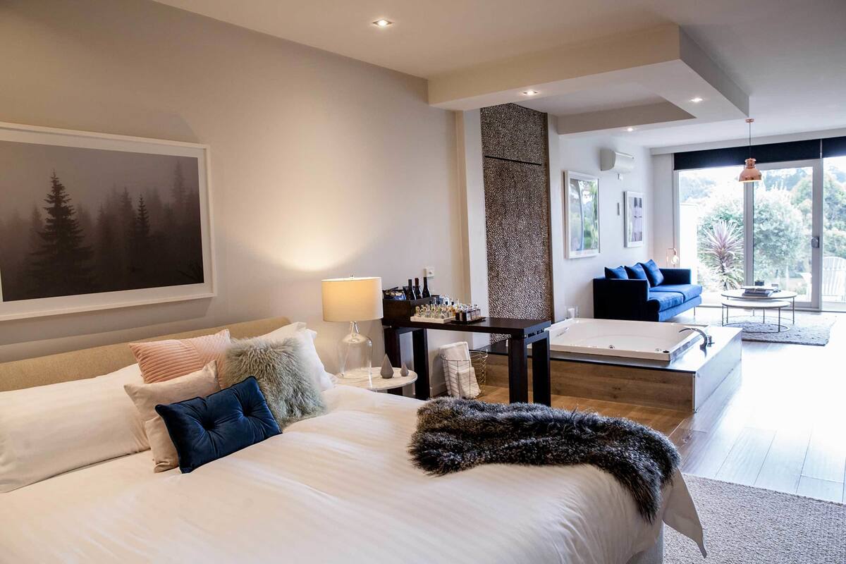 Minibar, cortinas blackout, tabla de planchar con plancha y wifi gratis 