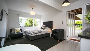Comfort Studio, Courtyard Area | Premium bedding, desk, iron/ironing board (on request), WiFi (free) - Kohi Beach Bed & Breakfast (Auckland)