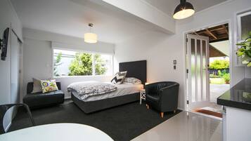 Comfort-Studio, zum Innenhof hin | Hochwertige Bettwaren, Schreibtisch, Bügeleisen/Bügelbrett
