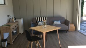 Premium Studio, Garden Area | Premium bedding, desk, iron/ironing board (on request), WiFi (free) - Kohi Beach Bed & Breakfast (Auckland)