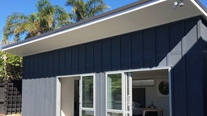 Premium Studio, Garden Area | Premium bedding, desk, iron/ironing board (on request), WiFi (free) - Kohi Beach Bed & Breakfast (Auckland)