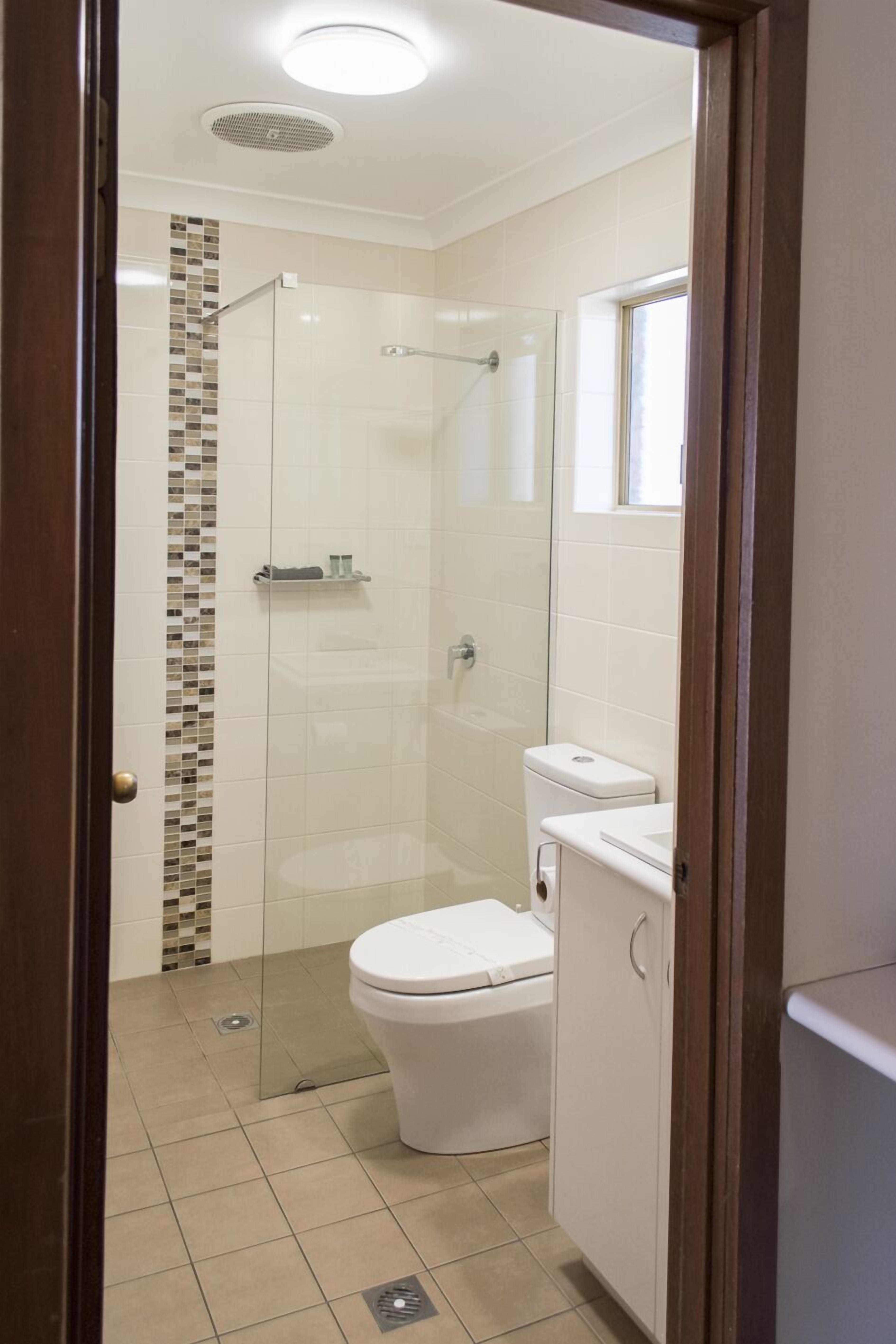 Amenidades de baño gratuitas, secadora de cabello, toallas, jabón 