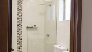 Amenidades de baño gratuitas, secadora de cabello, toallas, jabón