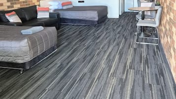Escritorio, espacio para trabajar con laptop y cortinas blackout