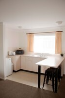 Escritorio, espacio para trabajar con laptop y cortinas blackout 