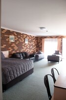 Escritorio, espacio para trabajar con laptop y cortinas blackout 