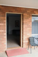 Escritorio, espacio para trabajar con laptop y cortinas blackout 