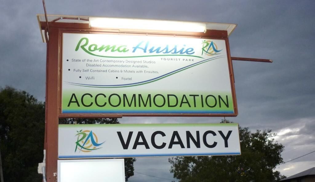 Een bordje met de tekst 'Roma Aussie' met informatie over accommodatie en beschikbare kamers.