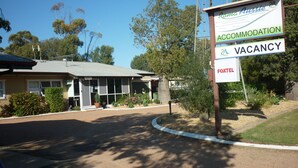 Un panneau indiquant le nom « Roma Aussie Tourist Park » et informant les visiteurs de la disponibilité des hébergements et du nombre de places disponibles.