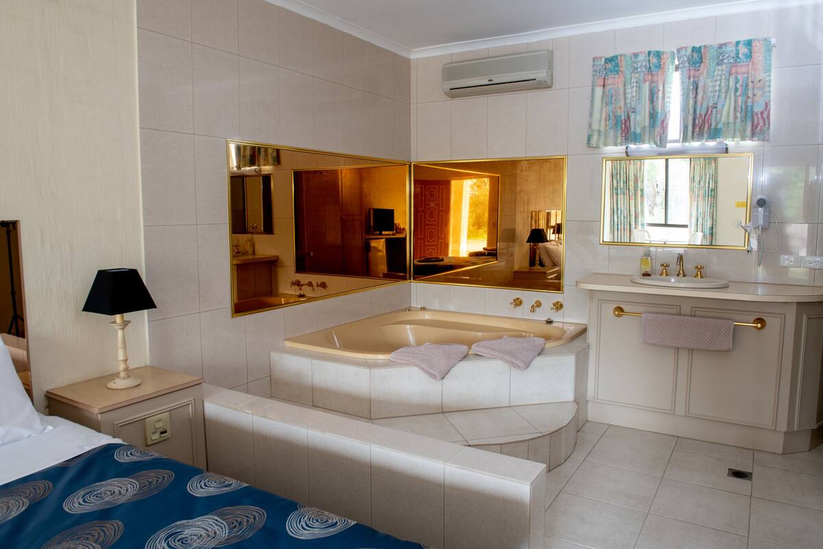 Deluxe Suite, 1 Bedroom, Jetted Tub (Deluxe Spa Room) | WiFi (free), bed sheets