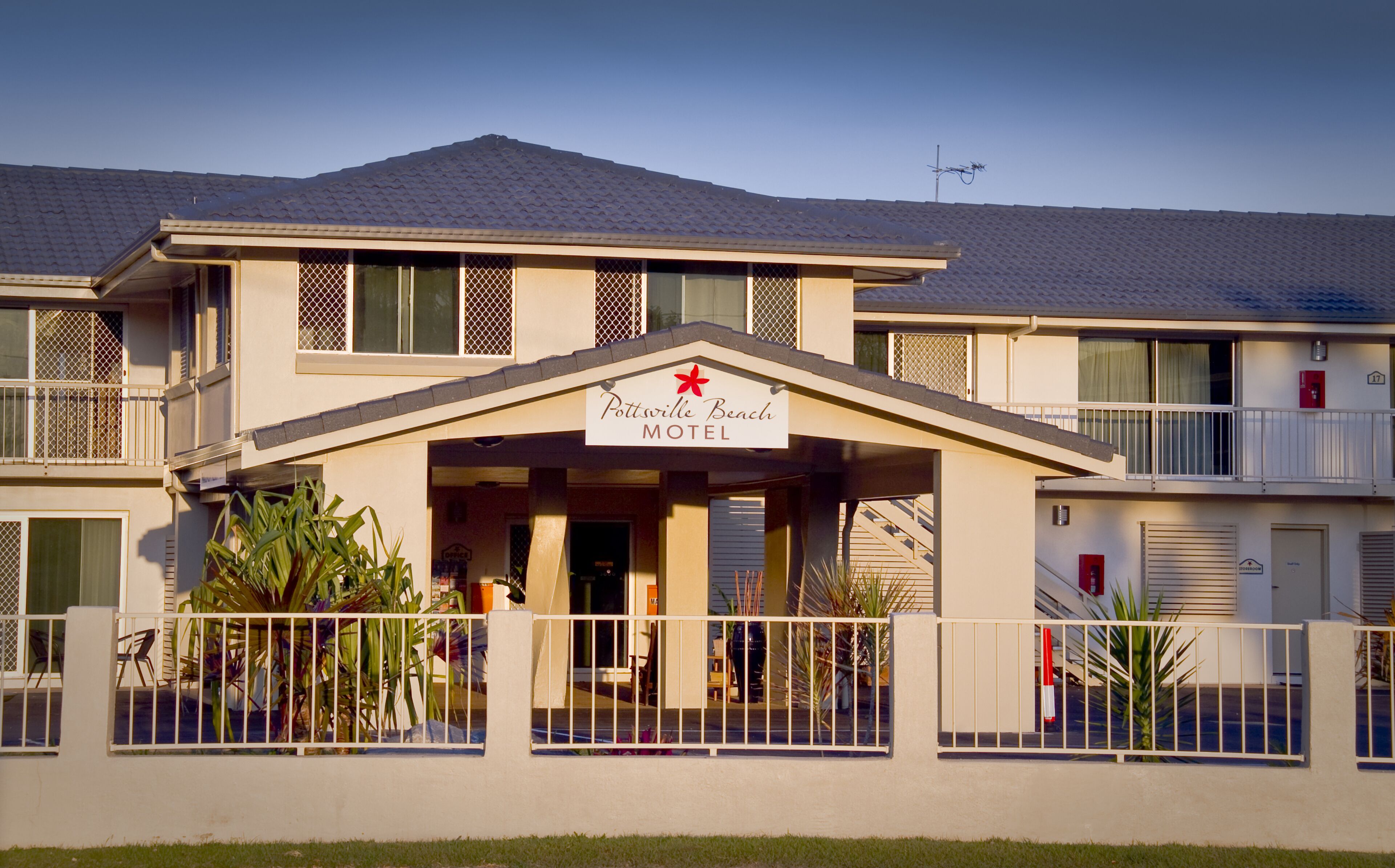 Un motel avec une enseigne indiquant « Pottsville Beach Motel ».