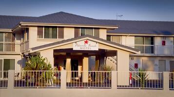 Un motel avec une enseigne indiquant « Pottsville Beach Motel ».