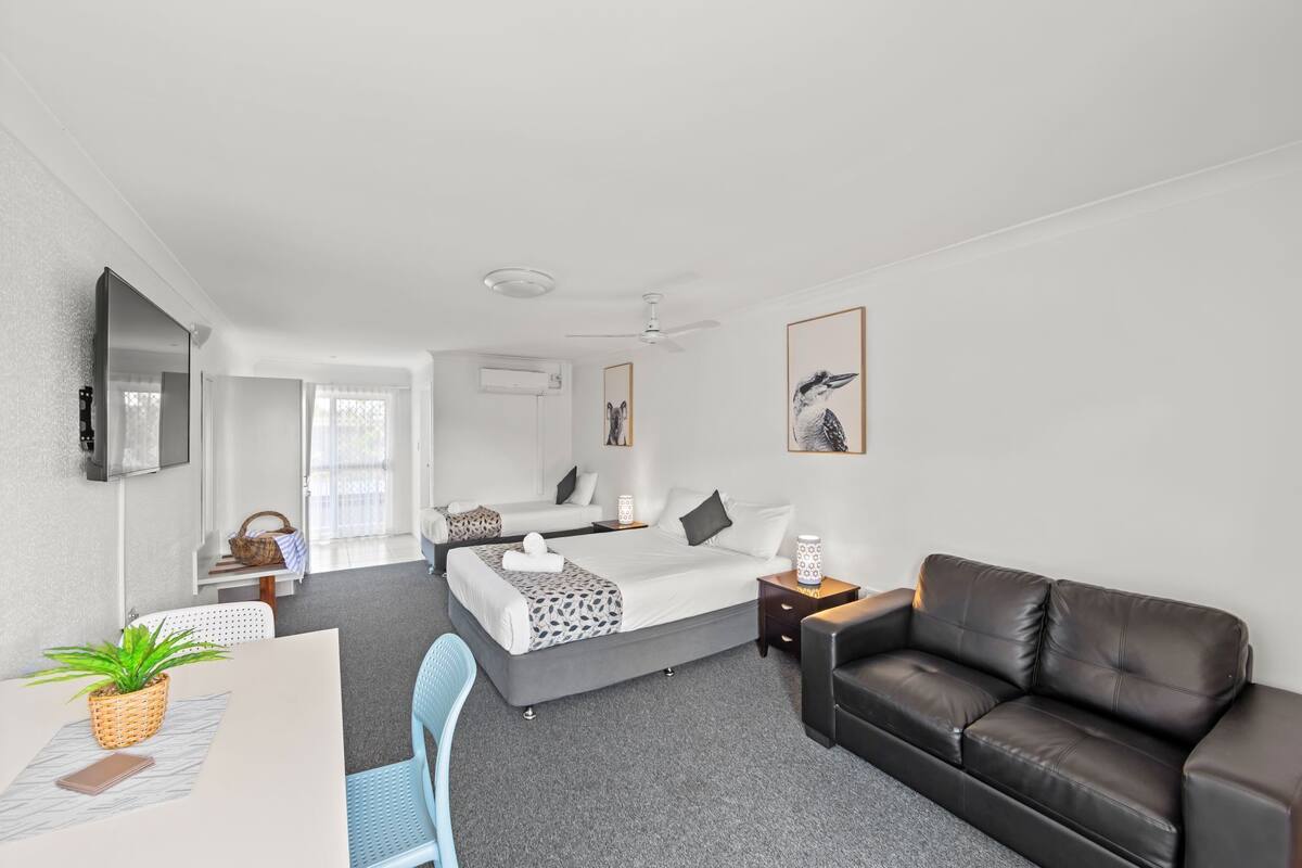 Rom – standard, ikke-røyk, tekjøkken (Motel Room Triple) | Wi-fi (inkludert) og sengetøy
